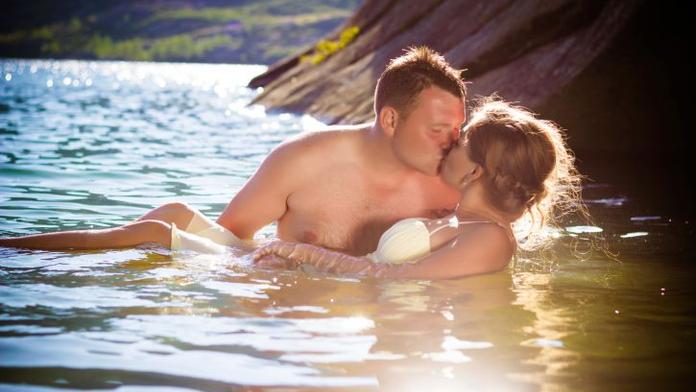 Sex v moři: Mladík se zasekl v dívce, museli se doplazit na pláž!
