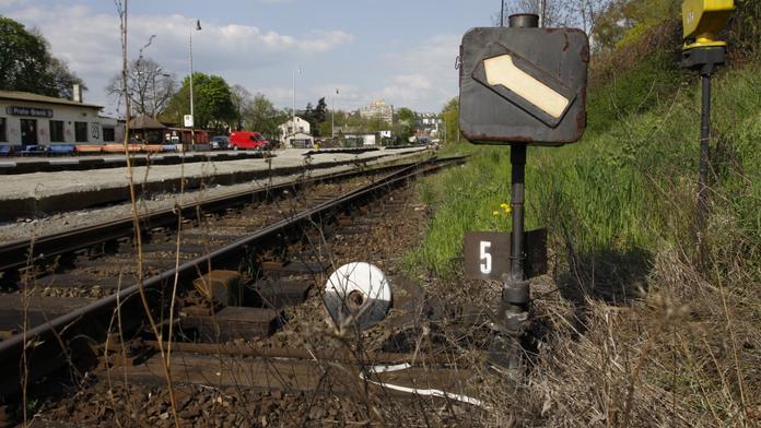 Zloděj na nádraží ukradl výhybku. Vlaky naštěstní neohrozil