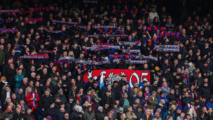 Tragédie v Anglii. Zemřel fanoušek Crystal Palace, srazil ho autobus