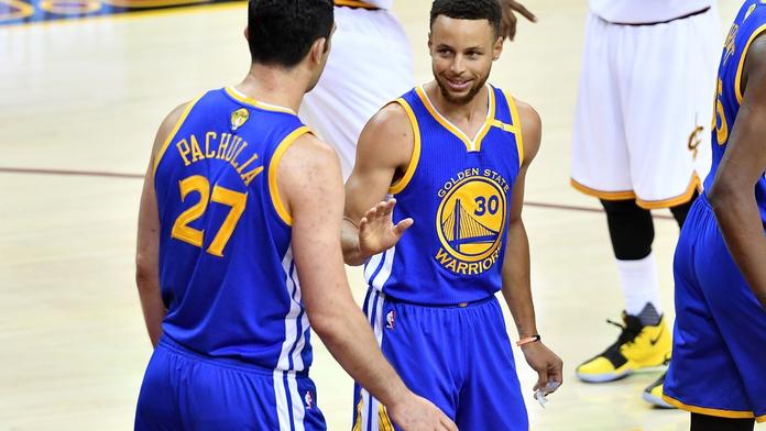 Golden State jen krůček od titulu! Warriors vyhráli i v Clevelandu