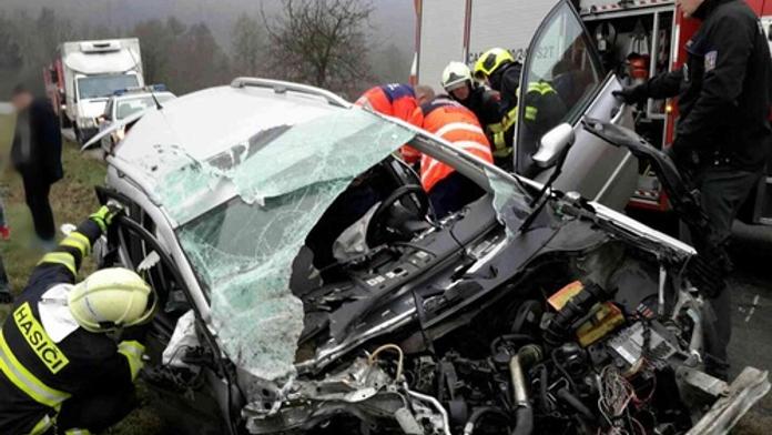 Auto plné teenagerů čelně vrazilo do náklaďáku! 5 zraněných