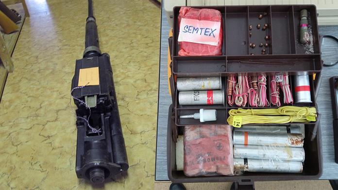 Letecký kanón i semtex. Češi nosí policistům i těžko uvěřitelné věci