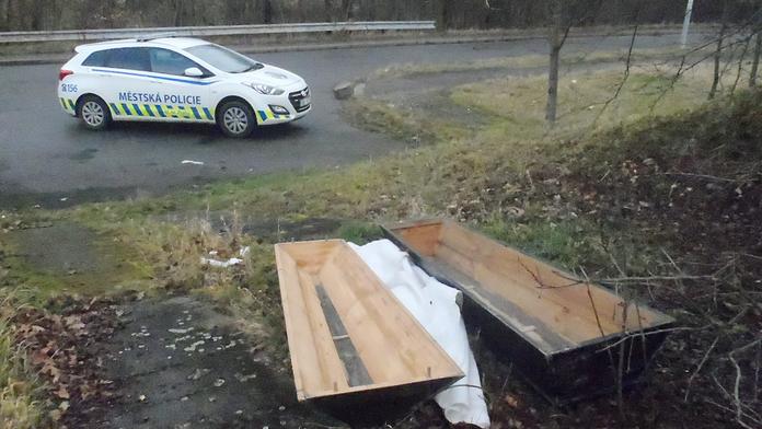 Záhada rakve na ulici v Praze: Kdo ji tam dal a proč byla přikrytá?