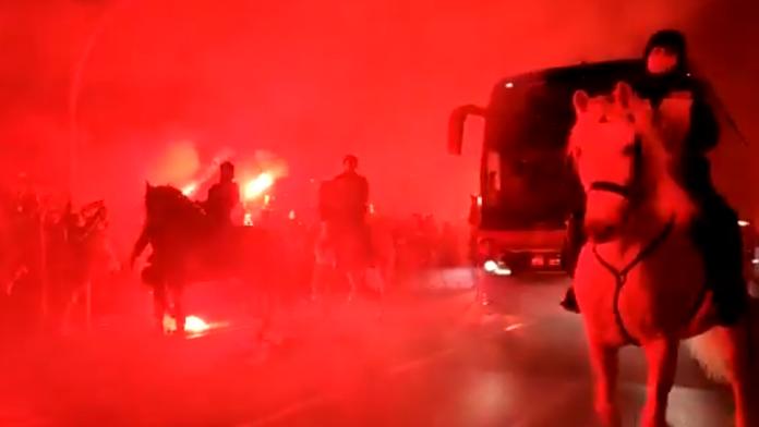 Rudé peklo! Fanoušci Atlétika brutálním způsobem vítali fotbalisty