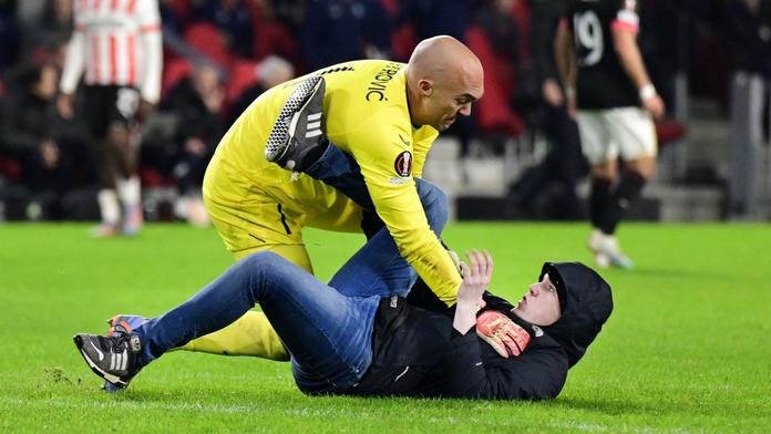 Drama v Evropské lize. Fanoušek napadl brankáře, ten ho poslal k zemi
