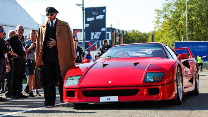Hamilton přijel do Monzy jako král. Vytáhl vysněné ferrari za miliony