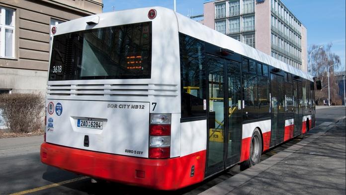 Hrůzné napadení v Mostě. Mladíci násilím vyvlekli ven z autobusu řidiče