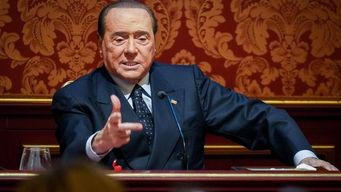 Silvio Berlusconi mluví