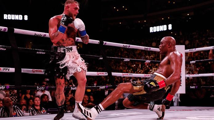 Youtuber Jake Paul má na kontě další výhru. Legendu UFC složil i na zem