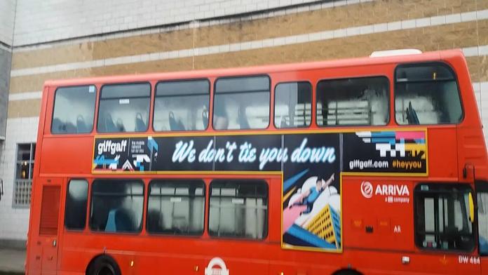 V londýnském autobuse našli mrtvé miminko. Zatkli muže a ženu
