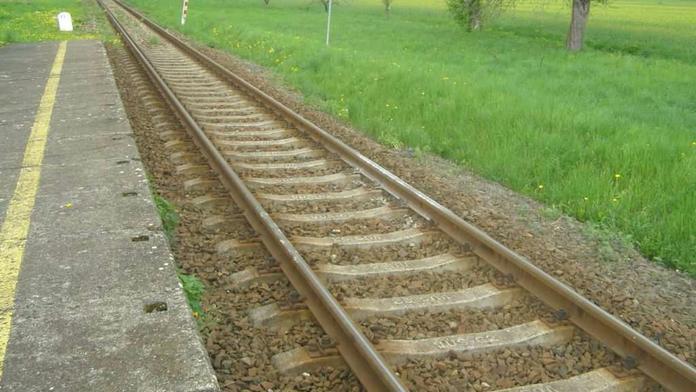 Hrozí vykolejení! Na Šumpersku někdo dává kameny na koleje.