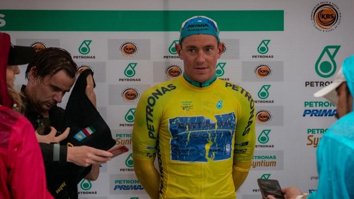 Sedřeniny do masa. Ruský cyklista zapózoval nahý, chlubil se šrámy z pádu