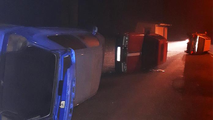 Výrostkům vadilo, jak auta parkují. Převrátili je na bok