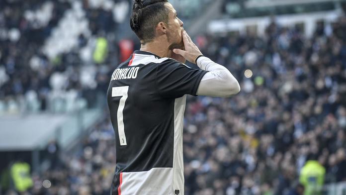 Jak slaví fotbalové ikony? Neymar se zdělal, Ronaldo šel na trénink!