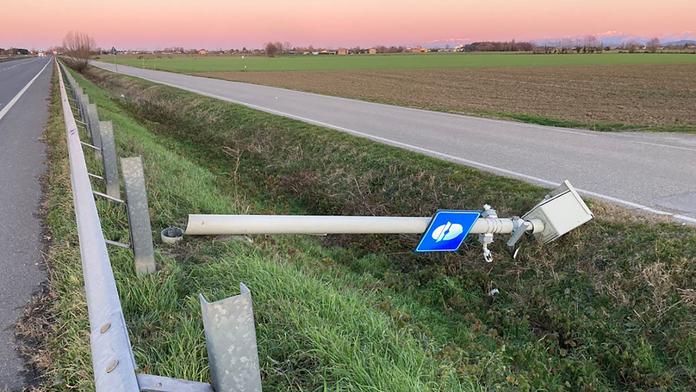 V Itálii řádí vandal, který kácí radary rozbrušovačkou. Část veřejnosti mu fandí