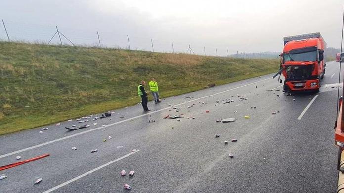 Kamion havaroval na D5, po dálnici se rozlilo pivo z plechovek
