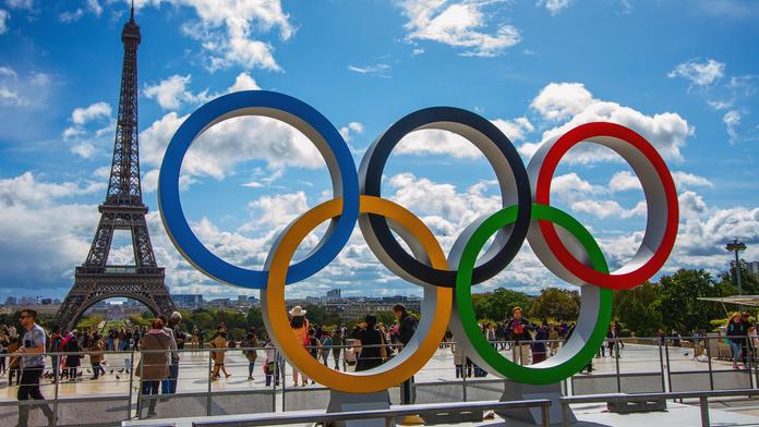 Eiffelova věž a olympijské kruhy