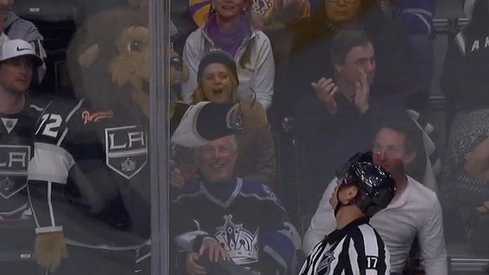 VIDEO: Rozhodčí, vezmi si brýle! Maskot v NHL pobavil celou halu