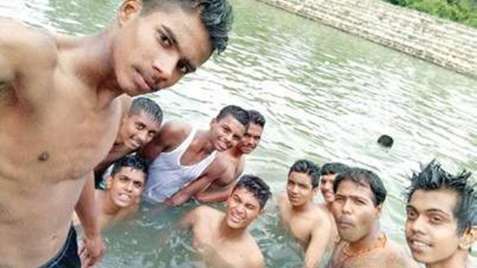 Kluci si fotili selfie, kamarád se topil v pozadí! Zjistili to až z fotky