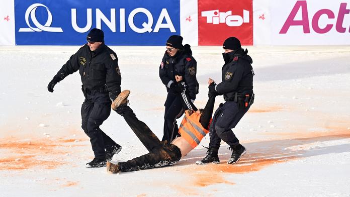 Aktivisté narušili závod. Mistr světa zuřil, házel sněhové koule a chtěl se prát