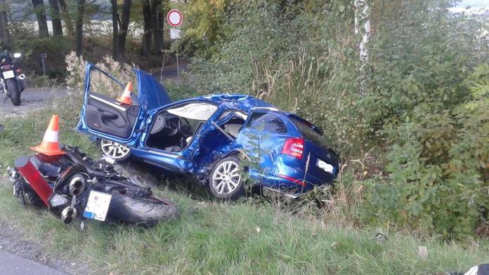 Nepochopitelná nehoda na jihu Čech: Zemřel motorkář i řidič auta