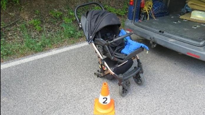 Mladý řidič srazil dvojici s miminkem. Dítě je ve vážném stavu