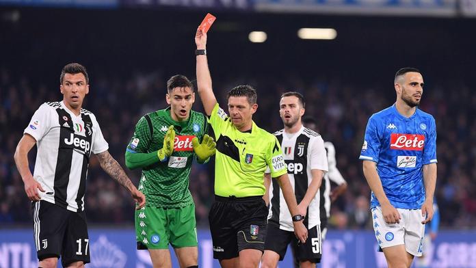Ta byla přísná! Juventus vyhrál v Neapoli, ale celá Itálie řeší kartu