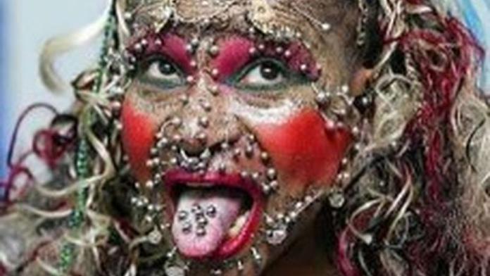 Guinnesův rekord: 4 tisíce piercingů v jednom těle
