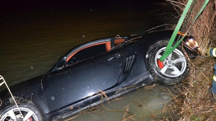 Porsche Cayman skončilo u Ostravy v rybníce! Vytáhnout ho museli hasiči!