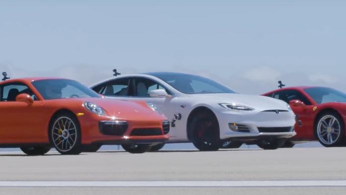 Sprint na 400 metrů má vítěze! Vyhraje Tesla nebo Ferrari?