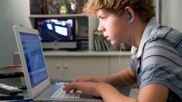 Chlapec (13) na internetu sledoval erotiku! Pak dva roky znásilňoval holčičku (8)!
