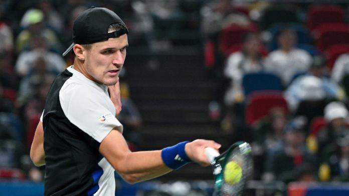 Skvělý Menšík vzal Djokovičovi set, tenisová legenda ale byla nad jeho síly