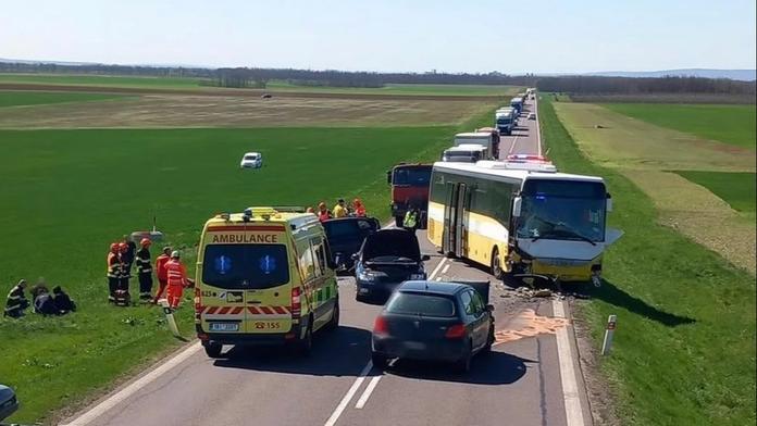 Dopravní nehoda autobusu a tří aut