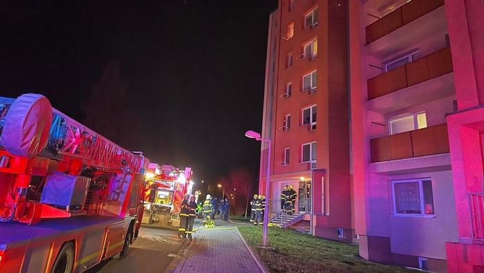 Při explozi bytu v Kopřivnici se zranil muž. Hasiči evakuovali desítky lidí