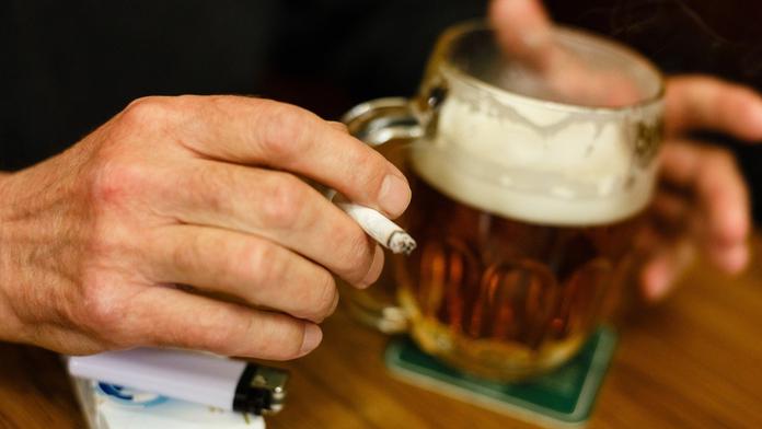 Muži nechtěli odejít z hospody, servírka je měla oba postřelit!
