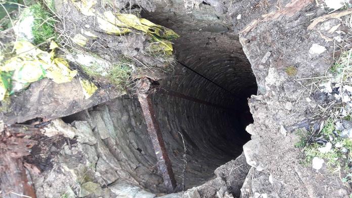 Muž se propadl do 15 metrů hluboké studny! Pomoc si zavolal sám