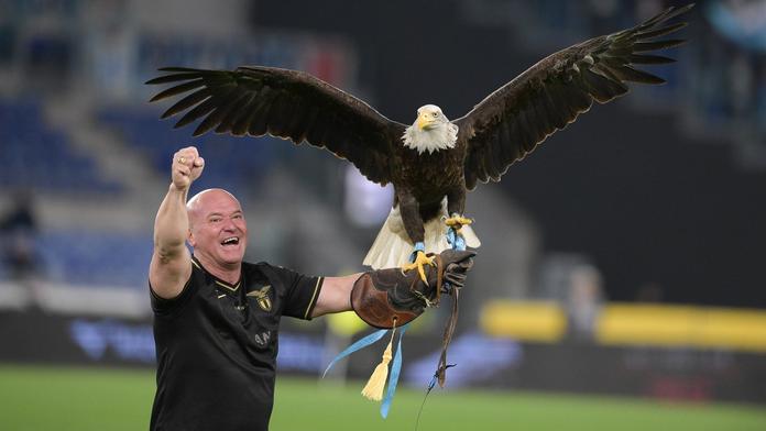 Juan Bernabé s orlem, který je symbolem fotbalistů Lazia Řím