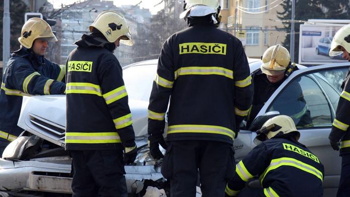 Čelní srážka aut. Zasahoval i vrtulník