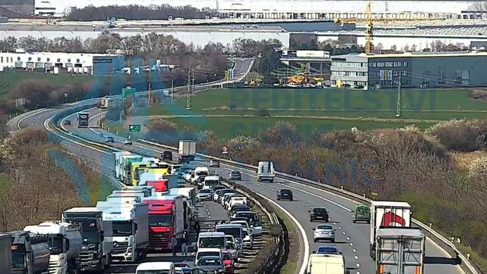 Hromadná nehoda na D8. Dálnice na Prahu stála tři hodiny