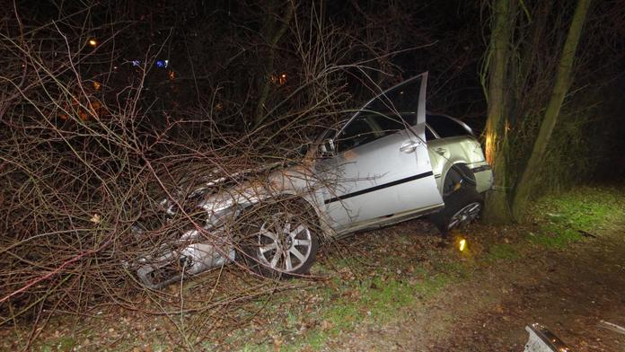 Řidič se lekl policistů a šlápl na plyn. Rozbil auto na šrot a utekl