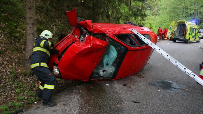 Plný osobák boural na mokré silnici: Jeden mrtvý a čtyři zranění