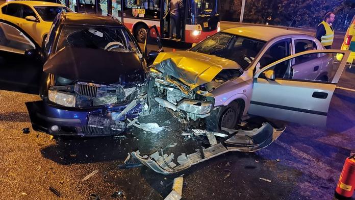 Vážná nehoda v Plzni, řidička vjela do protisměru a smetla škodovku