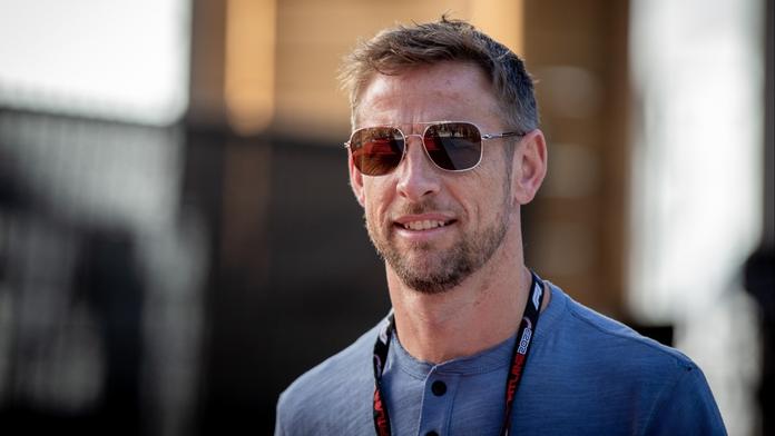 Bývalý šampion F1 se vrací k závodění. Prý se zavázal na celou sezonu