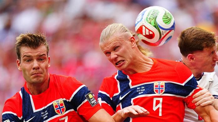 Norští fotbalisté Alexander Sørloth a Erling Haaland v zápase proti Anglii