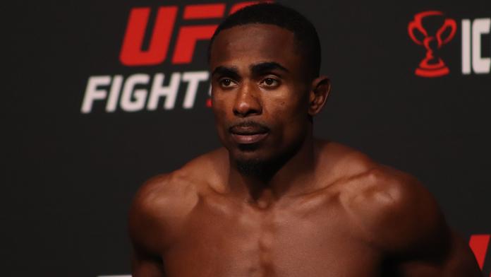 Trapas v UFC: Bijec chtěl oběhnout klec, sám se poslal na pletivo