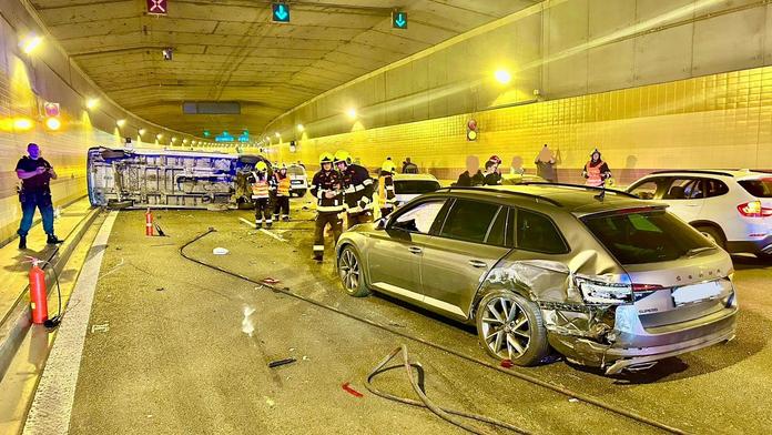 Nehoda pěti aut zablokovala tunel Blanka. Kvůli uniklé kapalině hrozil požár