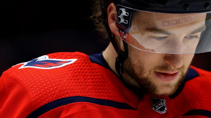 Hokejista Capitals pourážel na Instagramu své okolí, hrozí mu trest