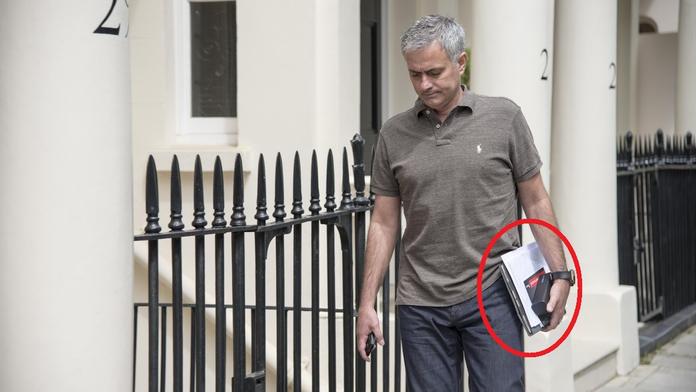 Hotovo! Mourinho podle britského tisku podepsal smlouvu s United