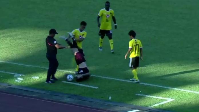 Surová odplata. Fotbalista soupeři málem prokopnul břicho