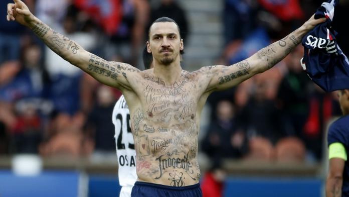 Zlatan ukázal úžasné tetování! Co ty podpisy znamenají?